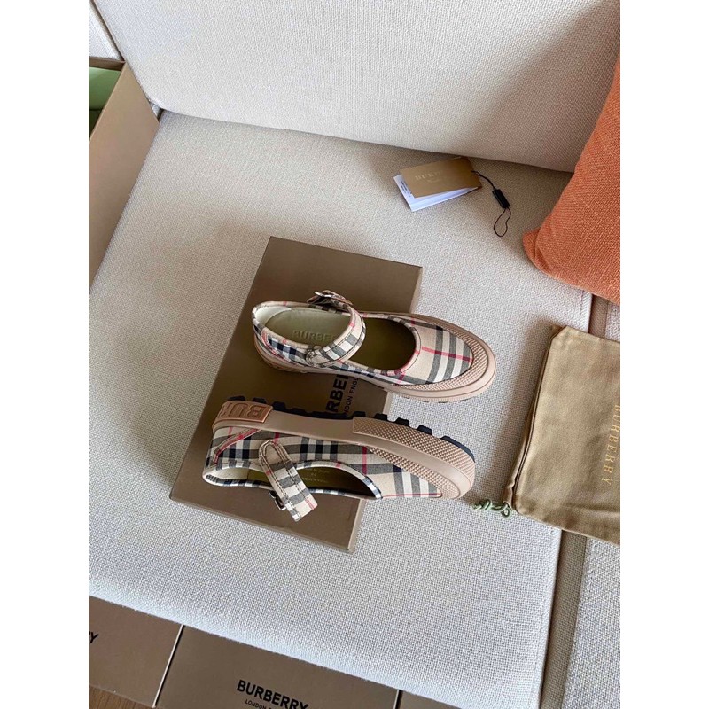 Giày búp bê thời trang nữ Burberry da thật cao cấp, thiết kế quai điệu đà chỉnh thắt được, phía sau giày có chữ BBR.