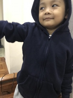 Áo khoác tai thỏ cho bé.