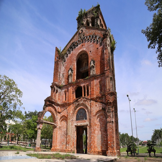 Huế - La Vang - Động Phong Nha & Thiên Đường - KDL Bà Nà - Cầu Vàng -Sơn Trà - Hội An - Đà Nẵng