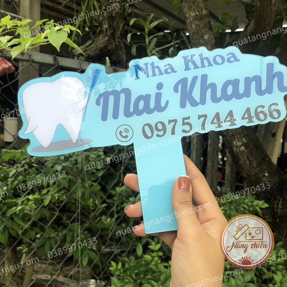 Bảng cầm tay chụp ảnh bằng mica dành cho Nha Khoa Thẩm Mỹ siêu xinh - Thiết kế nội dung theo yêu cầu