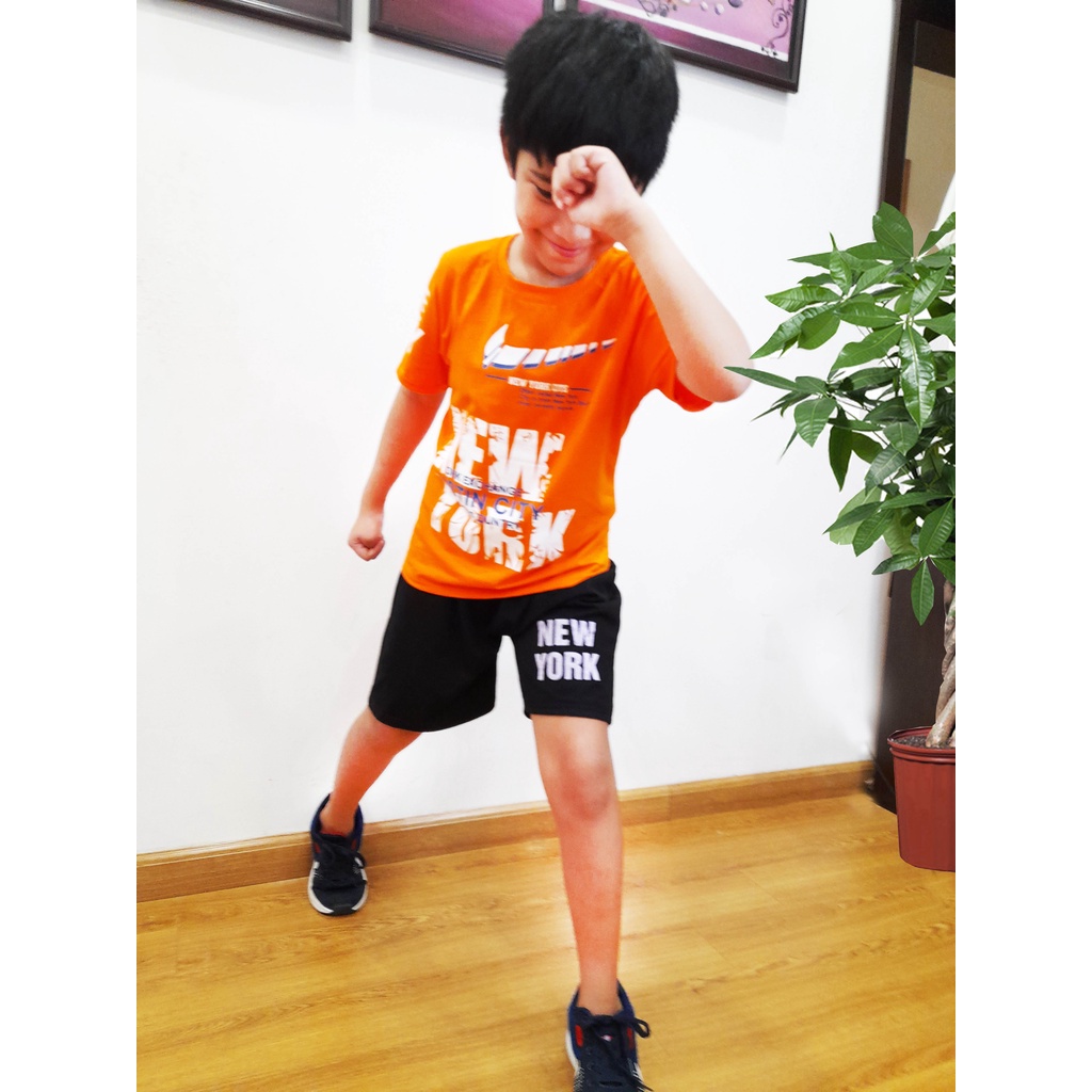 Bộ đồ thể thao cho bé trai, dùng để chơi các môn thể thao như bóng đá, bóng chuyền, cầu lông, tennis...