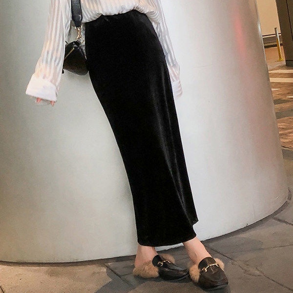 Chân váy nhung dài màu đen xẻ tà phong cách mùa thu thời trang 2021 cho nữ