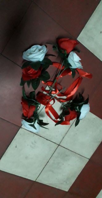 Hoa cột nơ tay cầm cửa xe hơi rước dâu