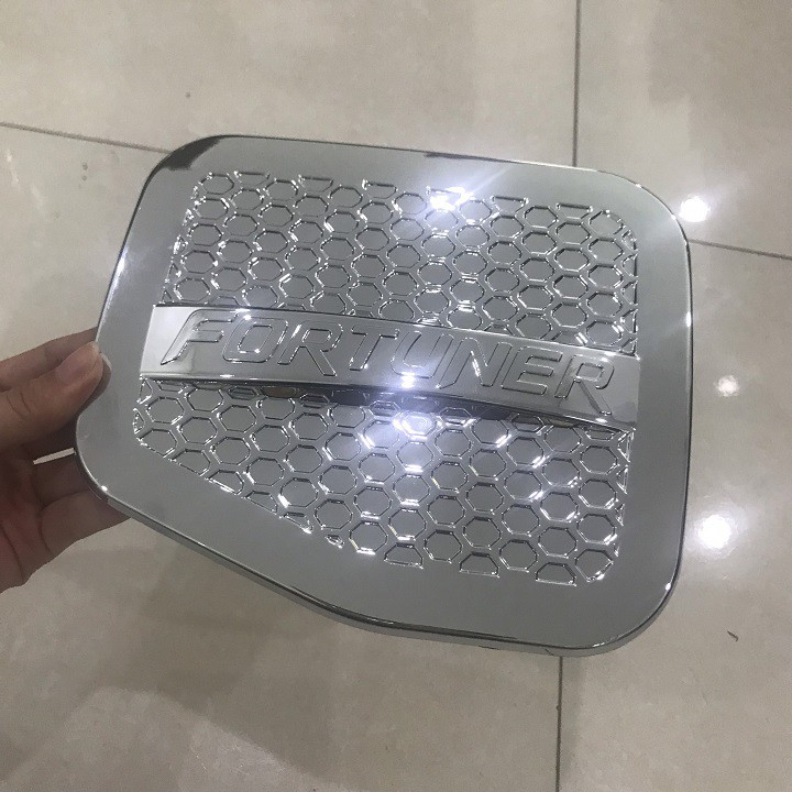 Ốp nắp bình xăng mạ crom xe Toyota Fortuner các đời 2006 đến 2015( Chỉ còn mẫu Bông Lúa)