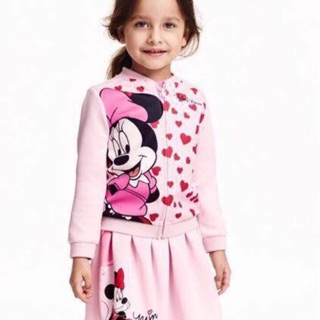 Set dồ bé gái HM.một sét gồm áo khoác kéo khoá in mickey.chân váy dập ly in hinh mickey.chất thun mềm mại .hàng xuất Uk