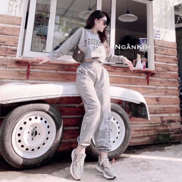 Bộ quần jogger bo gấu dài tay dáng croptop in chữ chất liệu da cá