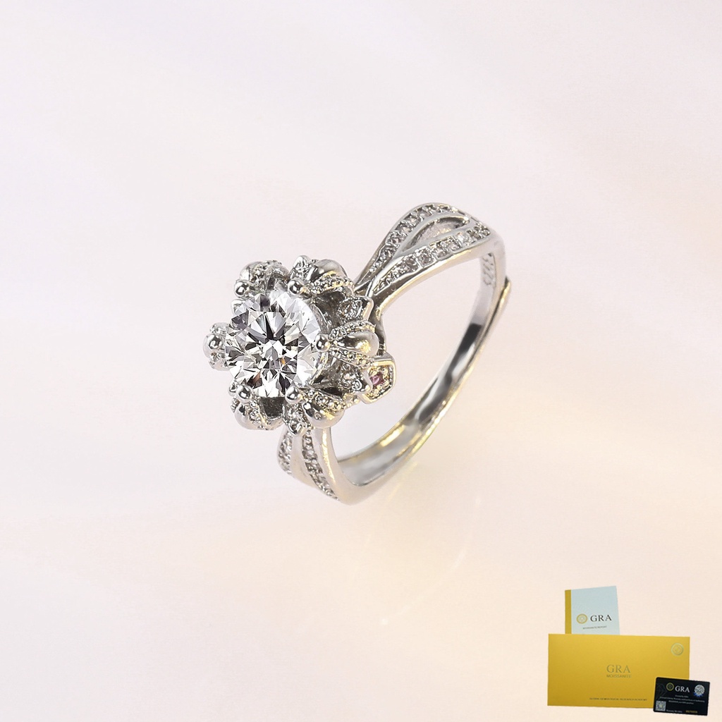 Nhẫn Hoa May Mắn Đính Kim Cương Trắng Sang Trọng Thời Trang Mới