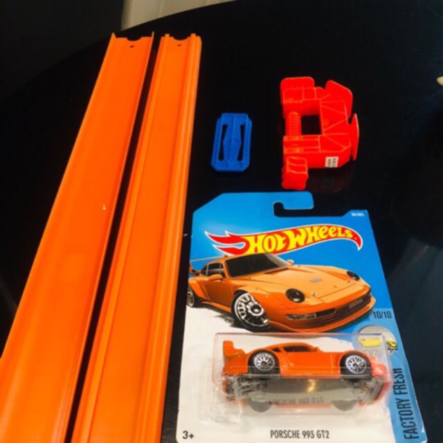 Combo Hot Wheels : 1 xe thời trang, 2 đường đua , 1 chốt định vị, 1 mối nối