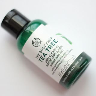Toner tràm trà kiềm dầu, kháng khuẩn Tea tree skin clearing mattifying toner Thebodyshop