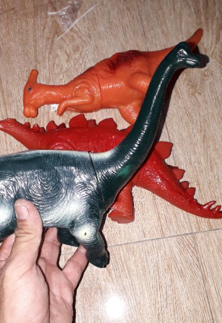 Một con khủng long chít chít bằng nhựa mềm rất đẹp