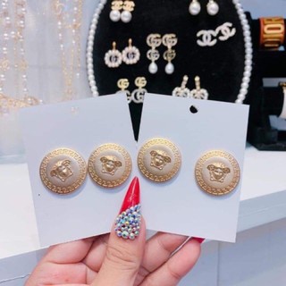 Khuyên trai versace vàng
