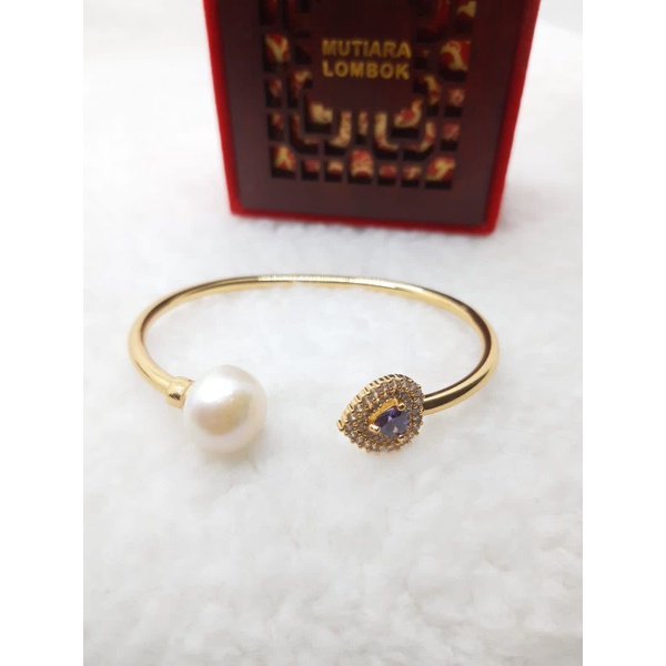 Ngọc trai thật, được chứng nhận.Khung Rhodium.Đường kính 5,8cmCó thể là ngọc trai tươi, có thể gọt vỏ ngọc trai.Can sea ngọc trai, giá cả khác nhau Note: Các sản phẩm có chất liệu vàng, kim cương, đá quý trong shop đều là xi mạ/ nhân tạo.