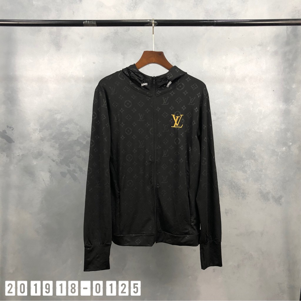 Áo CHỐNG NẮNG NAM LV thêu logo vàng co giãn 4 chiều siêu thoải mái, chất vải poly thoáng mát, họa tiết in chìm siêu đẹp | BigBuy360 - bigbuy360.vn