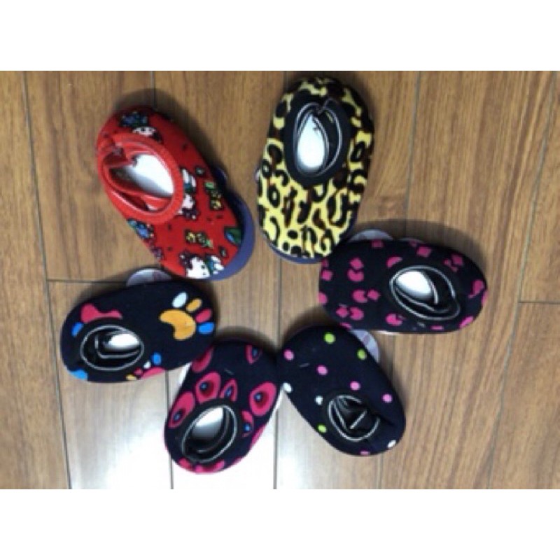 Hài lót nỉ siêu ấm và  chống trơn cho bé đi trong nhà