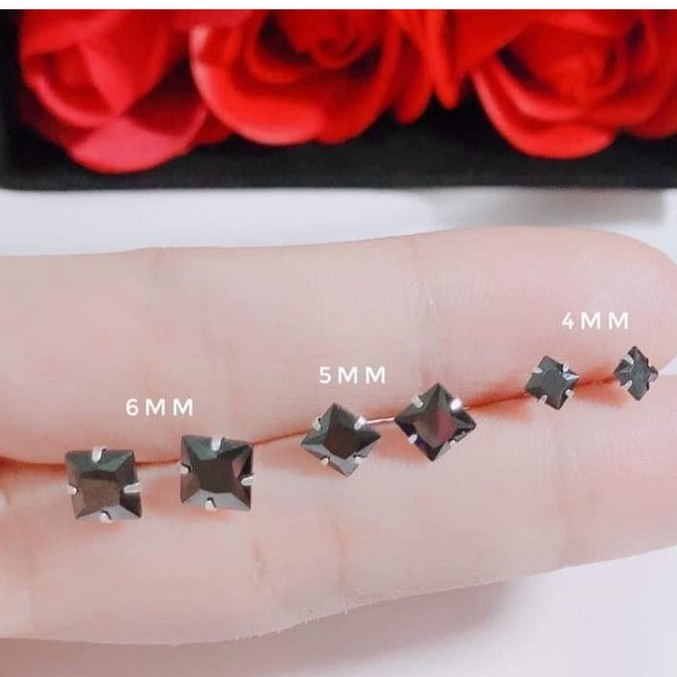 Nụ tai đá vuông đẹp sắc nét