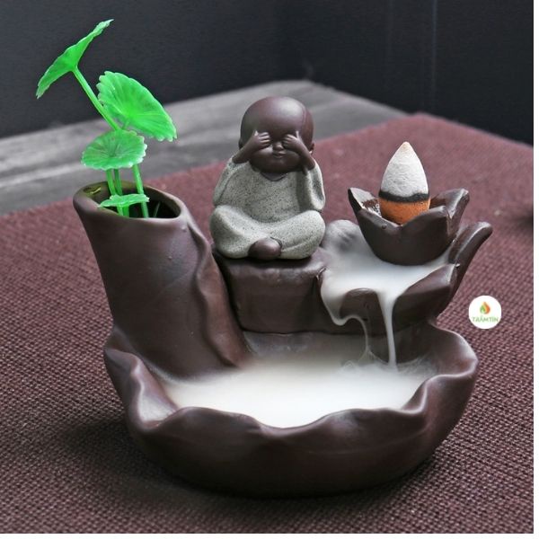 Thác khói trầm hương chú tiểu  bên suối- có lọ cắm hoa- hương trầm tạo khói chảy ngược