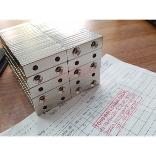 Nam châm 40x12x4mm có 2 lỗ bắt vít