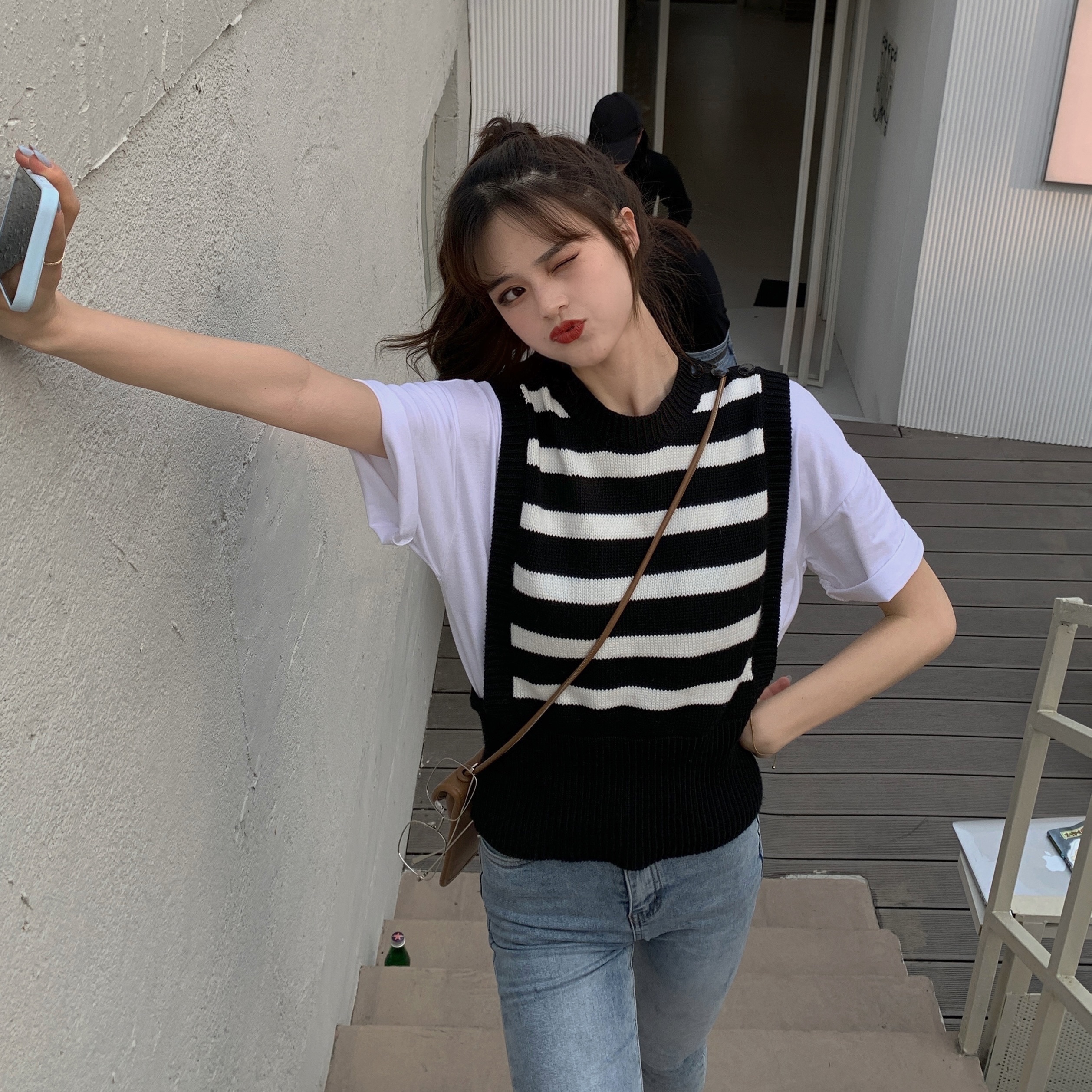 Áo Dệt Kim Sát Nách Cổ Tròn Kẻ Sọc Trắng Đen Dễ Phối Đồ | BigBuy360 - bigbuy360.vn
