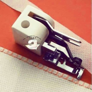 Bộ chân vịt vắt sổ có dao xén vải thừa.