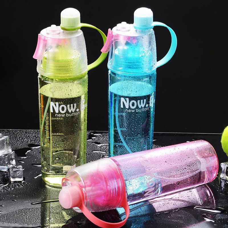 Bình Nước Thể Thao Bằng Nhựa Kèm Vòi Xịt Dung Tích 600ml