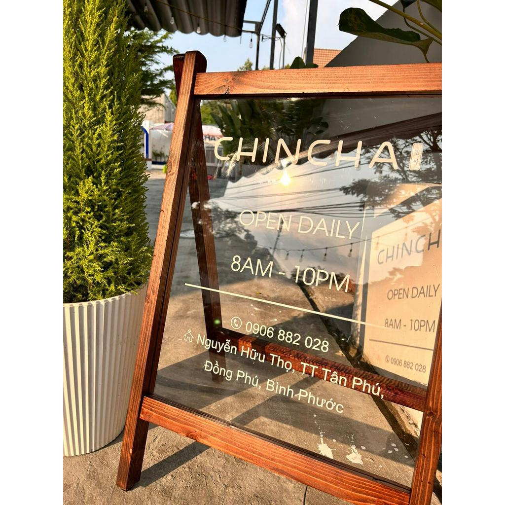 Standee mica viền gỗ vintage - Free thiết kế nội dung - LUXI DECOR
