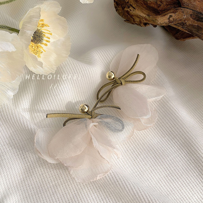 Bông tai hình cánh hoa trắng thanh lịch nhã nhặn