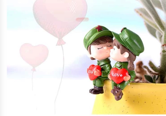 Tiểu cảnh cặp đôi lính ôm tim