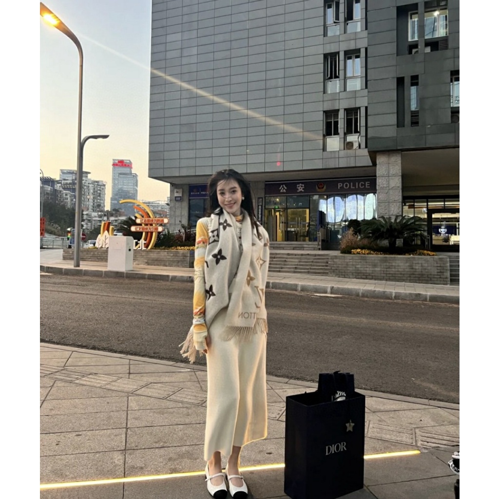 Giày Búp Bê MARY JANES Nhung &amp; Da Bò Đính Ngọc Trai Giả Màu Trắng &amp; Đen Không Hộp