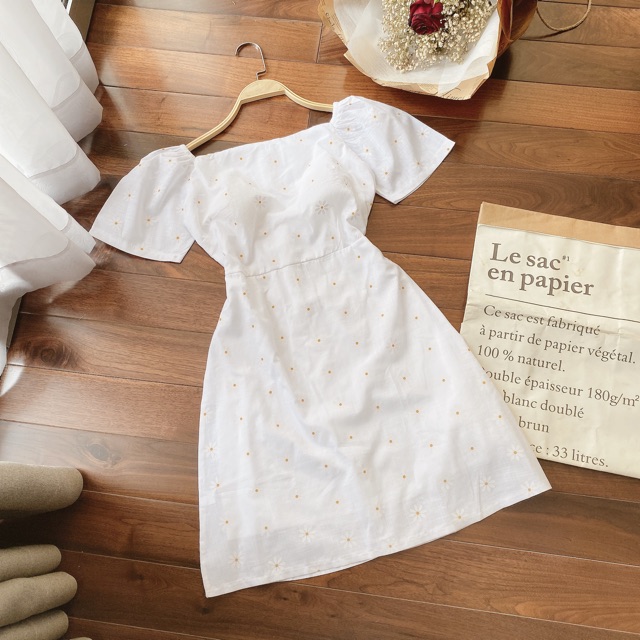 Đầm trắng hoa cúc cổ vuông dễ thương | BigBuy360 - bigbuy360.vn