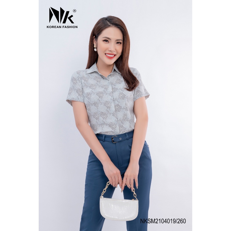 Áo Sơ Mi Nữ Cổ Đức Cộc Tay Hoạ Tiết NK FASHION, Thiết Kế Dáng Suông Công Sở Thoáng Mát NKSM2104019