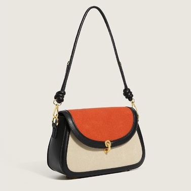 Túi xách nữ đeo chéo cài khuy vàng lillia house.