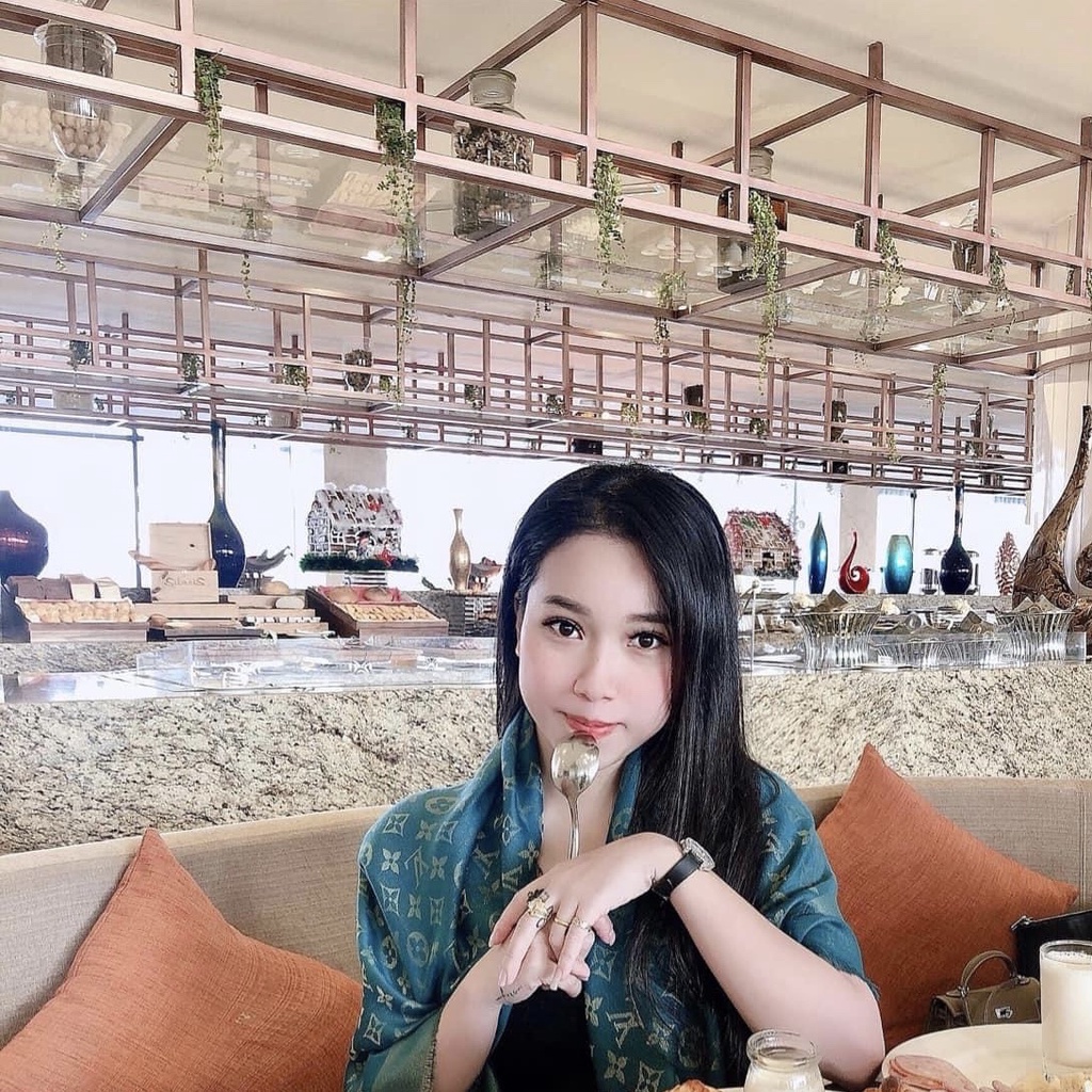 Khăn lụa ánh nhũ LV