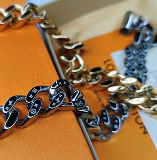 Vòng Tay Bạc Chạm Khắc Chữ Monogram