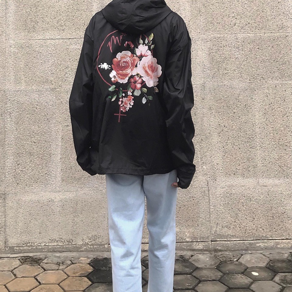 Áo ROSE JACKET form unisex sẵn hai màu đen và trắng
