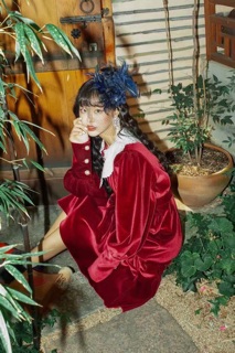 Váy nhung đỏ cổ ren trắng QCCC