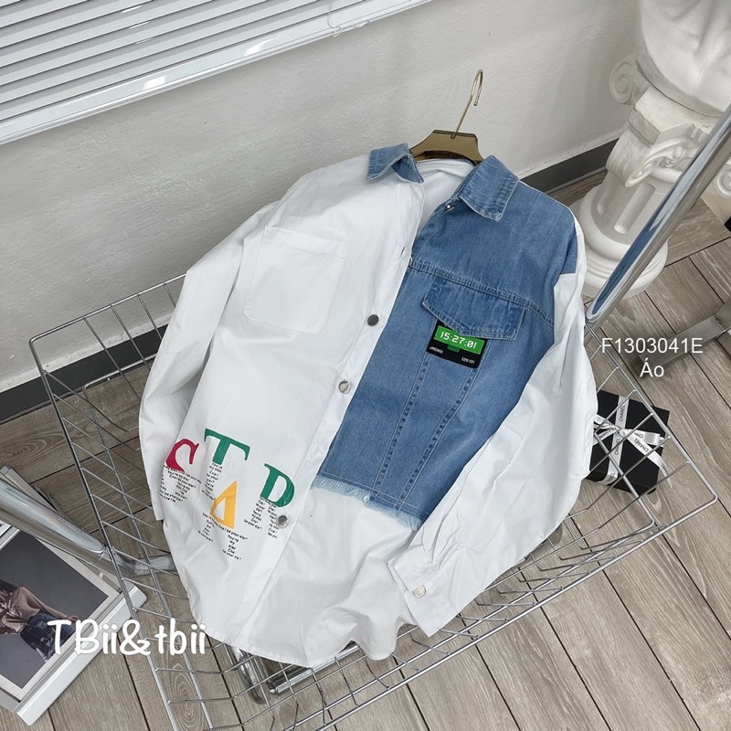 Áo sơ mi trắng phối jeans một bên
