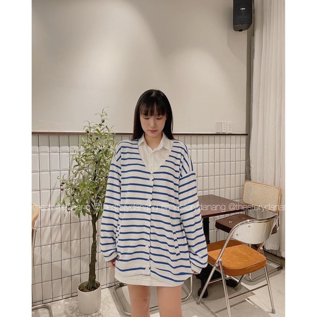 [STORY MADE] [STR] [ẢNH THẬT SHOP CHỤP] Áo cardigan sọc vải rỗ logo su trong A1860