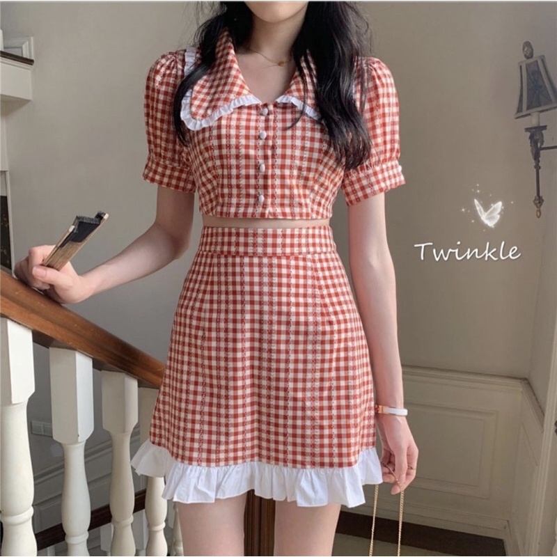 Set bộ tiểu thư áo sơ mi tay croptop ngắn bèo sọc caro và chân váy ngắn xoè phối voan - Order taobao quảng châu