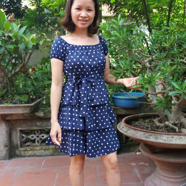Váy tầng chấm bi Quảng Châu siêu xinh, váy được làm tù chất liệu voan cát, phần cổ áo va tay áo chun, phần eo chun và th