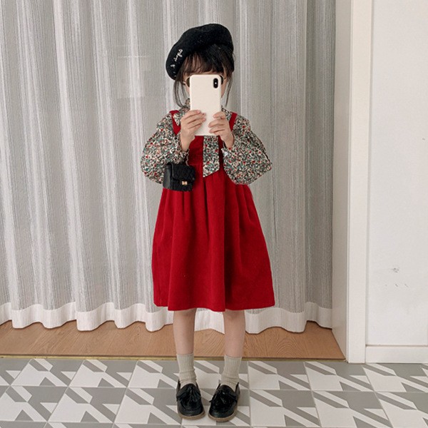 Set đầm yếm đỏ kèm áo sơ mi hoa bé gái