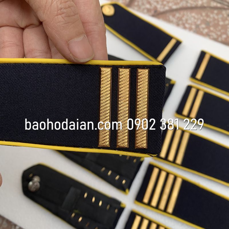Cầu vai bảo vệ viền vàng gạch đồng, sao đồng