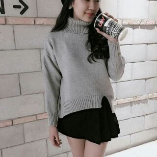 Áo len cổ lọ xẻ tà
