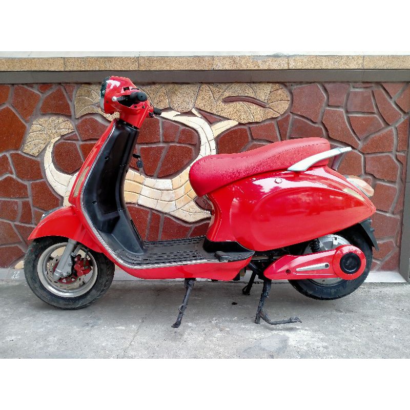 Xe vespa điện màu đỏ đã qua sử dụng