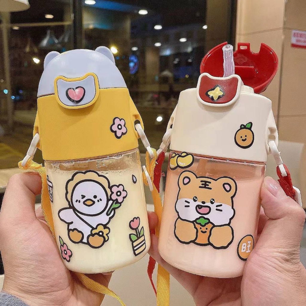 Bình uống nước cho bé có ống hút siêu cute 470ml, Bình nước có dây đeo tặng kèm sticker T2-060