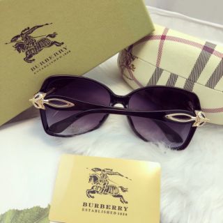 Kính mát nữ nạm lạ mắt