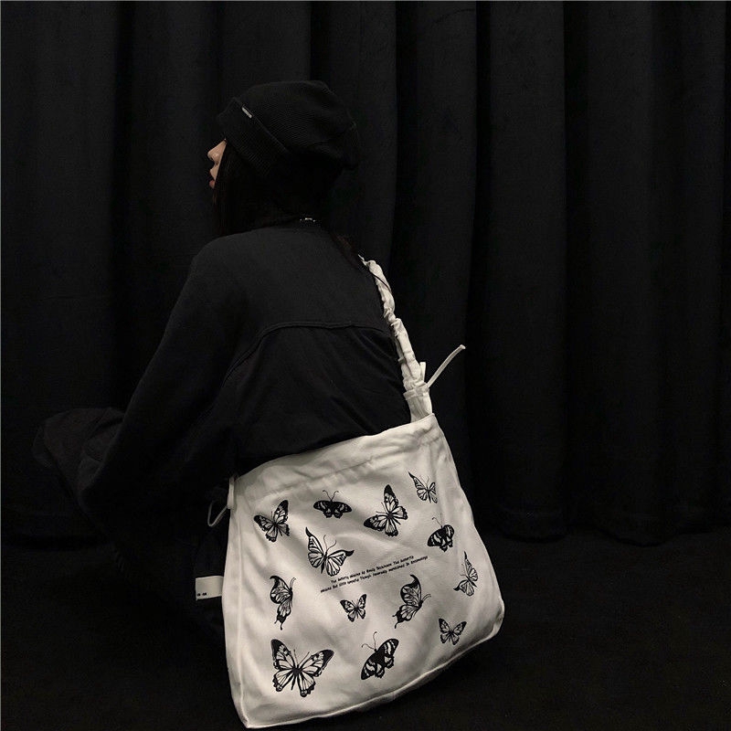 Túi đeo vai vải Canvas họa tiết bướm xinh xắn 222307 Phụ kiện túi đeo hông thời trang cá tính | BigBuy360 - bigbuy360.vn