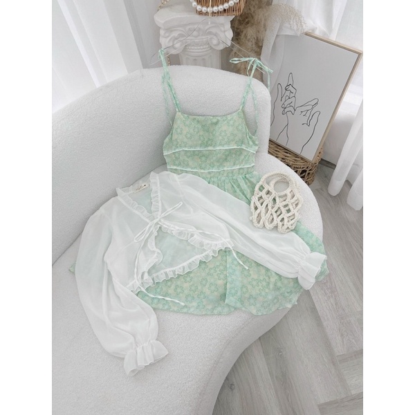 Set váy xanh hoa hai dây kèm áo khoác trắng