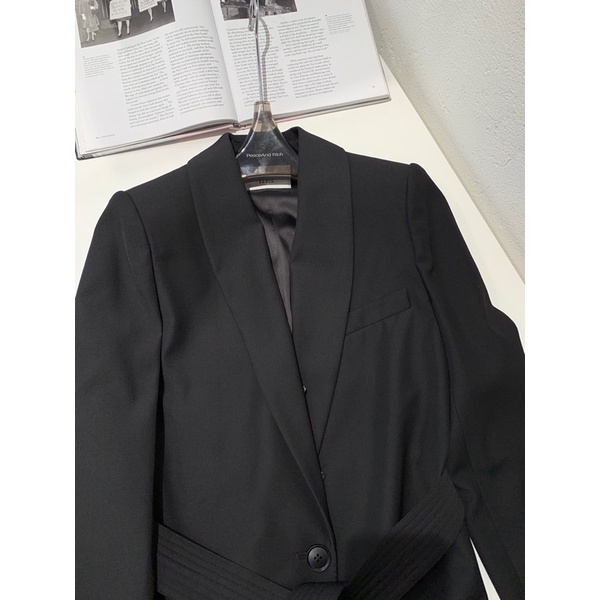 Áo vest choàng dài qua gối kèm cổ lông vũ đen sang trọng thời trang quảng châu cao cấp | BigBuy360 - bigbuy360.vn