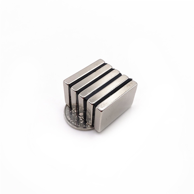 Nam châm đất hiếm 30x20x5mm siêu từ tính N42 giá 1 viên