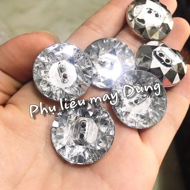 Nút đá trắng 2 lỗ size 18/20/24mm